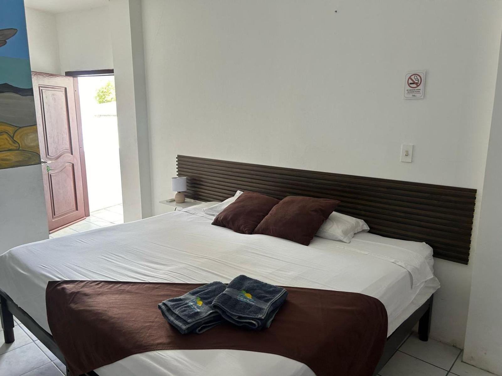 Hotel Isla Del Descanso Puerto Villamil Oda fotoğraf